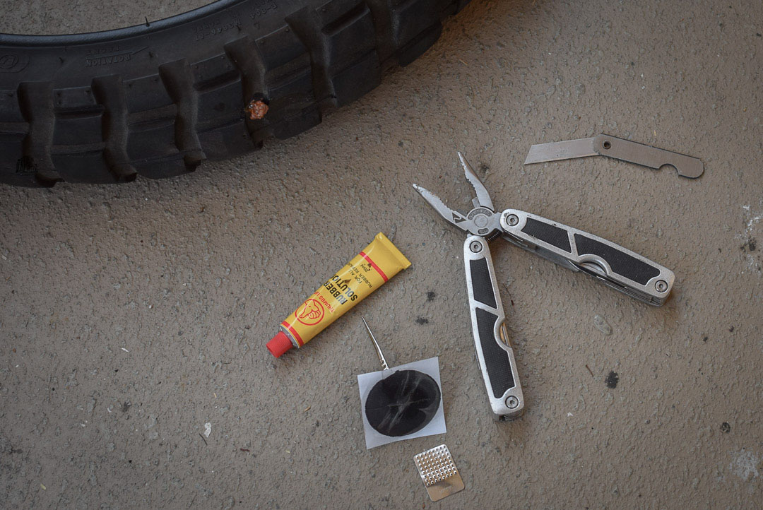 Réparer Un Pneu De Vélo Crevé à L'aide De Colle Et De Patch