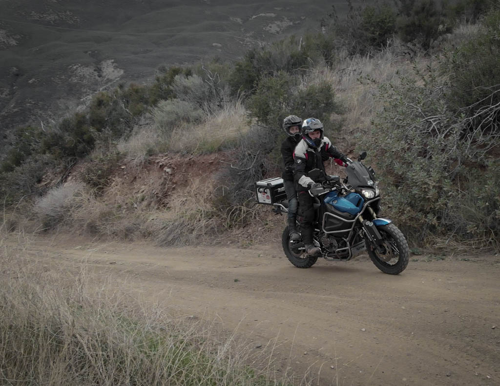position moto trail en duo
