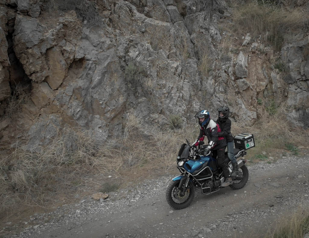 position moto trail en duo