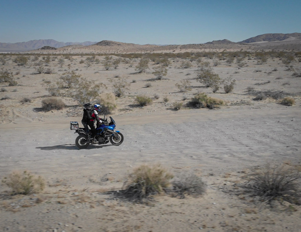 à deux sur les pistes à moto