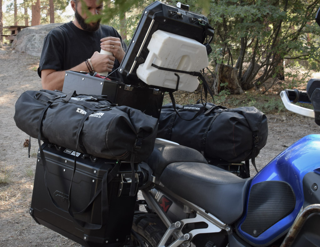 monter sur une moto chargée