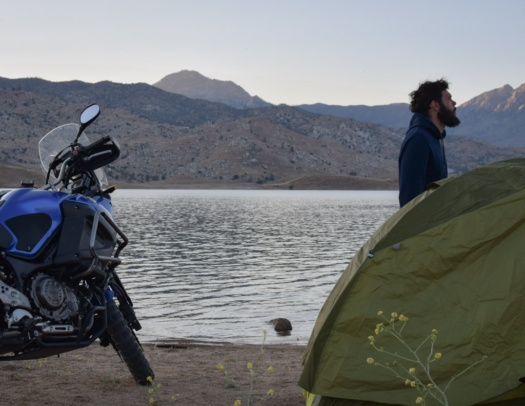 Camper à moto, liberté ultime