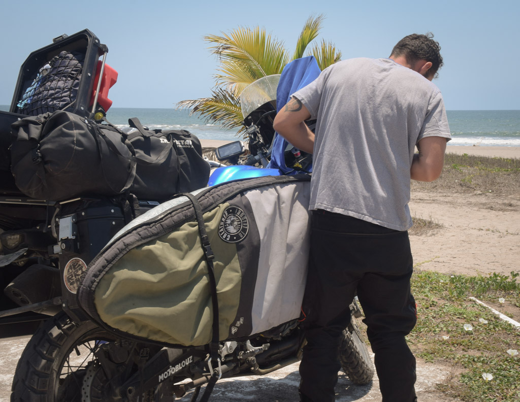 comment voyager léger en moto avec une planche de surf ?