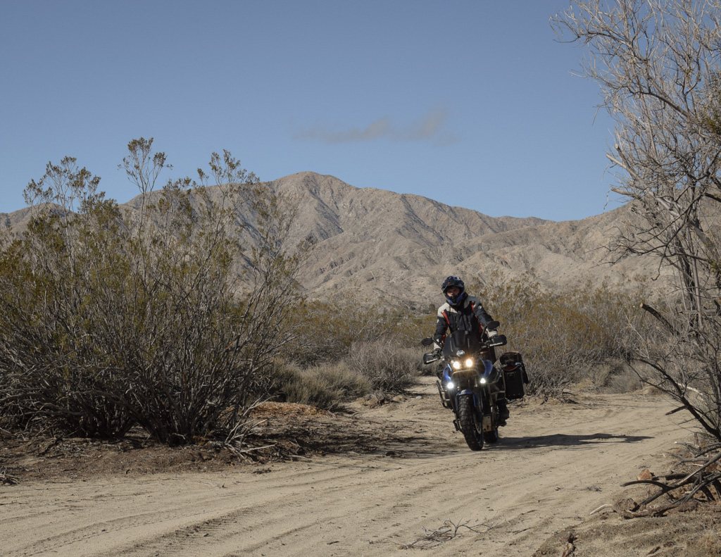 position debout sur la moto en tout terrain