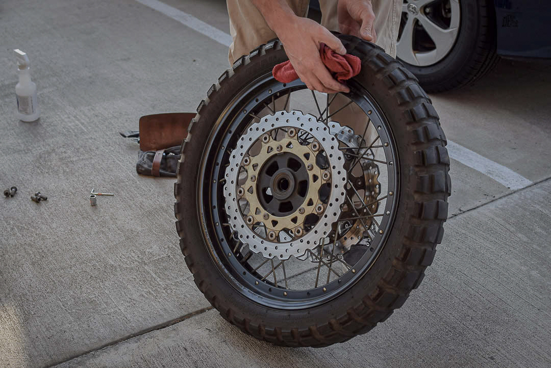 Objet déco à poser moto roue avant