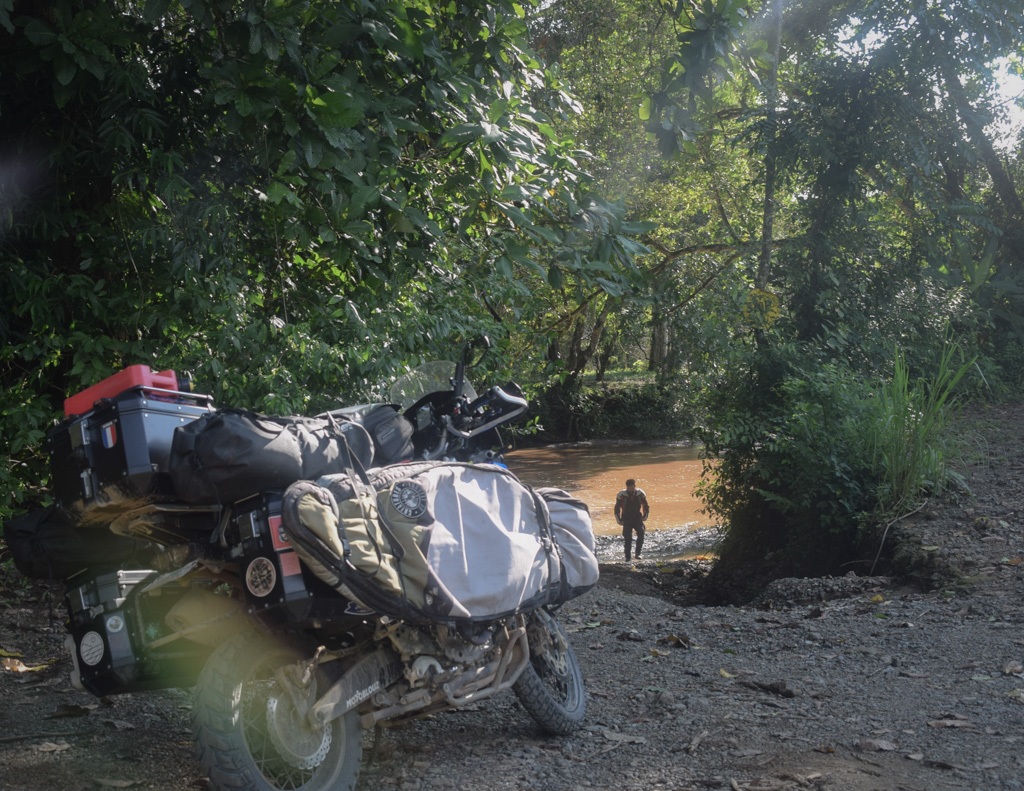 attacher une surfboard sur sa moto