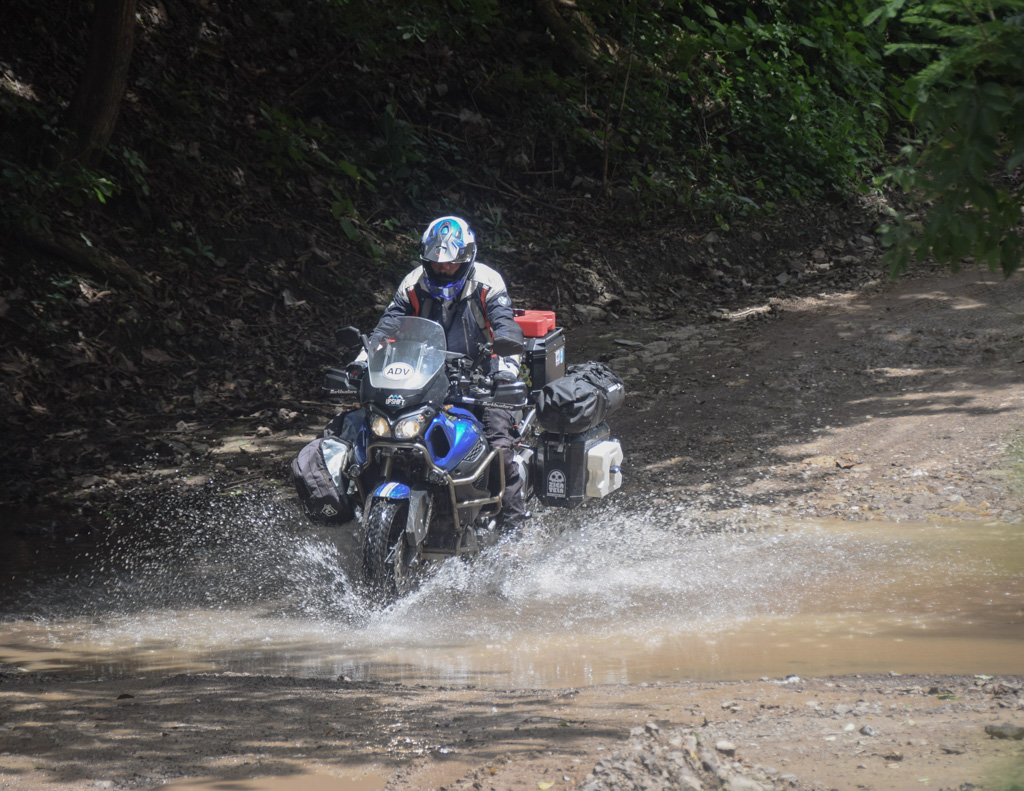 traversée rivière au guidon de la Yamaha Super Ténéré 