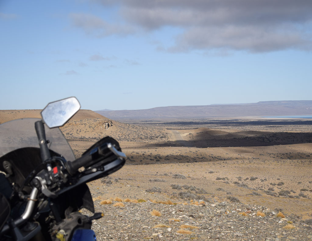 rouler à moto avec des rafales de vent ici sur la route 40 en Patagonie 