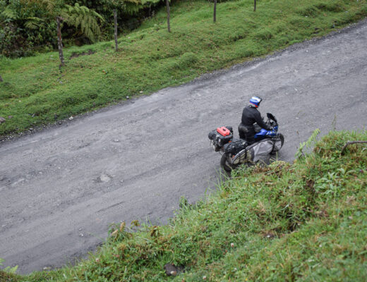 rouler en moto sous la pluie : nos conseils et équipement essentiel