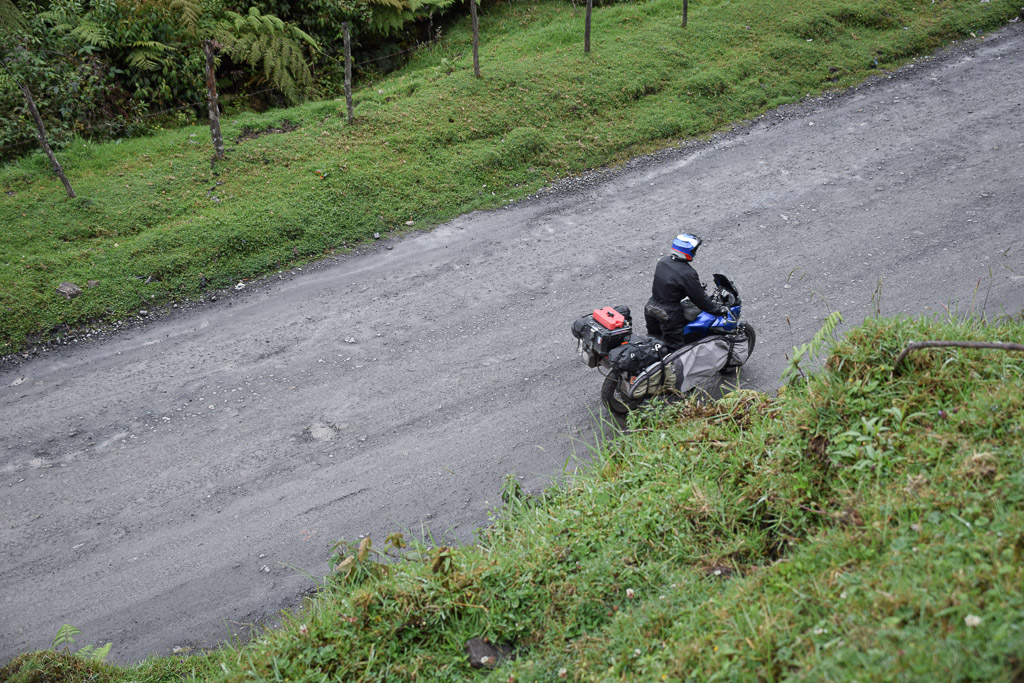 rouler en moto sous la pluie : nos conseils et équipement essentiel