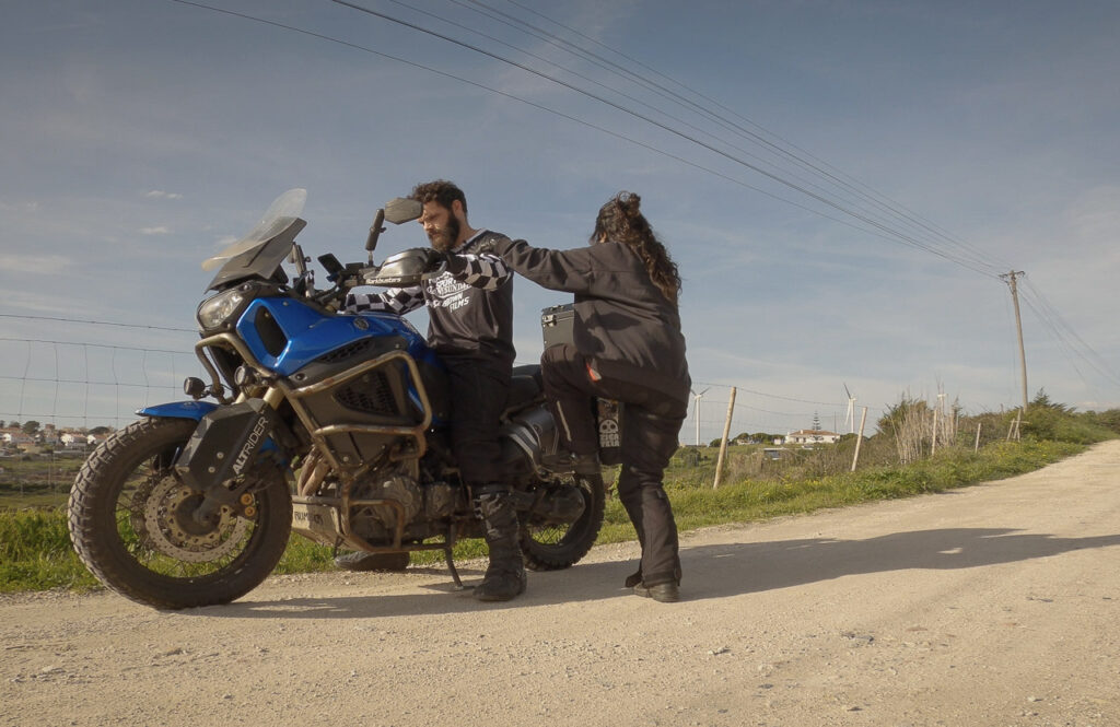 technique classique pour monter sur une moto en tant que passager