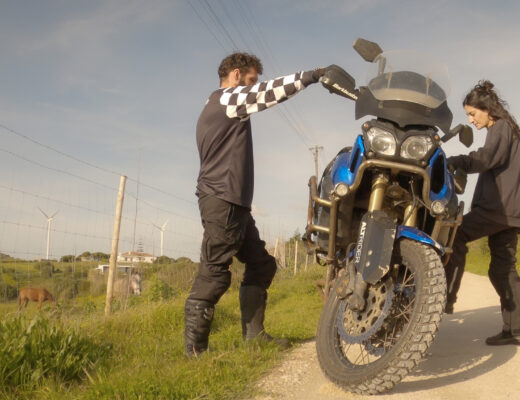 monter sur une moto en tant que passager